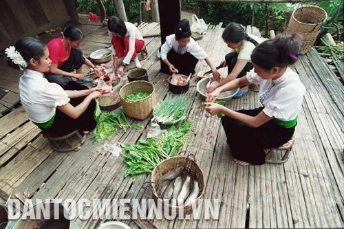 Cá được làm sạch, tẩm ướp gia vị rồi kẹp vào que tre để nướng. Ảnh: Hoàng Hà