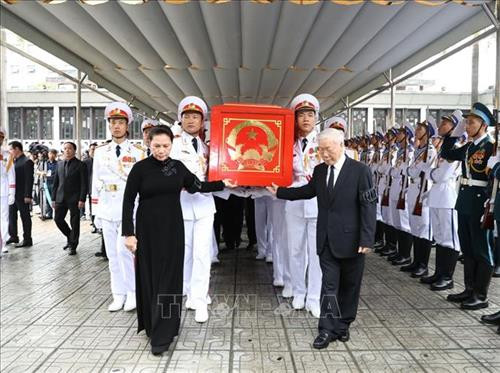 Tổng Bí thư Nguyễn Phú Trọng, Chủ tịch Quốc hội Nguyễn Thị Kim Ngân đưa linh cữu Chủ tịch nước Trần Đại Quang ra xe tang. Ảnh: Trí Dũng - TTXVN Tổng Bí thư Nguyễn Phú Trọng, Chủ tịch Quốc hội Nguyễn Thị Kim Ngân đưa linh cữu Chủ tịch nước Trần Đại Quang ra xe tang. Ảnh: Trí Dũng - TTXVN