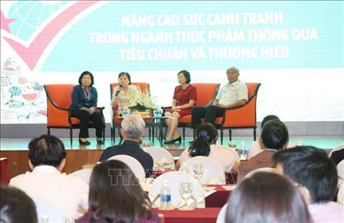 Các chuyên gia chia sẻ giải pháp nâng cao sức cạnh tranh trong ngành thực phẩm. Ảnh: Mỹ Phương - TTXVN Các chuyên gia chia sẻ giải pháp nâng cao sức cạnh tranh trong ngành thực phẩm. Ảnh: Mỹ Phương - TTXVN