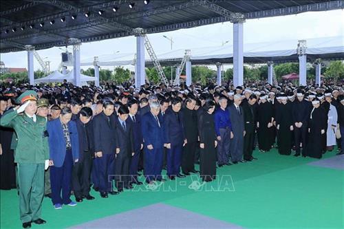 Đoàn đại biểu Đảng bộ, Chính quyền, nhân dân tỉnh Ninh Bình, do đồng chí Nguyễn Thị Thanh, Ủy viên Trung ương Đảng, Bí thư Tỉnh ủy dẫn đầu, kính viếng Chủ tịch nước Trần Đại Quang tại nơi an táng - xã Quang Thiện, huyện Kim Sơn, tỉnh Ninh Bình. Ảnh: TTXVN Đoàn đại biểu Đảng bộ, Chính quyền, nhân dân tỉnh Ninh Bình, do đồng chí Nguyễn Thị Thanh, Ủy viên Trung ương Đảng, Bí thư Tỉnh ủy dẫn đầu, kính viếng Chủ tịch nước Trần Đại Quang tại nơi an táng - xã Quang Thiện, huyện Kim Sơn, tỉnh Ninh Bình. Ảnh: TTXVN