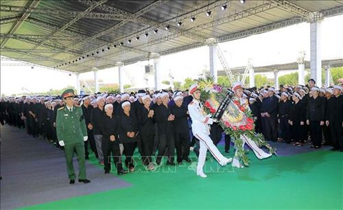 Đoàn họ hàng bên nội, bên ngoại kính viếng Chủ tịch nước Trần Đại Quang tại nơi an táng - xã Quang Thiện, huyện Kim Sơn, tỉnh Ninh Bình. Ảnh: TTXVN Đoàn họ hàng bên nội, bên ngoại kính viếng Chủ tịch nước Trần Đại Quang tại nơi an táng - xã Quang Thiện, huyện Kim Sơn, tỉnh Ninh Bình. Ảnh: TTXVN