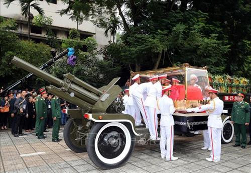Đội tiêu binh đưa linh cữu Chủ tịch nước Trần Đại Quang lên xe tang. Ảnh: Trọng Đức - TTXVN Đội tiêu binh đưa linh cữu Chủ tịch nước Trần Đại Quang lên xe tang. Ảnh: Trọng Đức - TTXVN