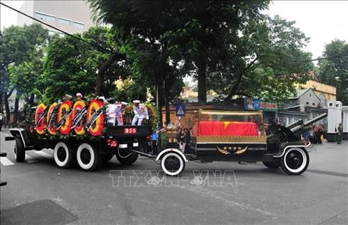 Đoàn xe tang rời Nhà tang lễ quốc gia, số 5 Trần Thánh Tông (Hà Nội), đưa linh cữu Chủ tịch nước Trần Đại Quang về an táng tại quê nhà Ninh Bình. Ảnh: Nguyễn Khang - TTXVN Đoàn xe tang rời Nhà tang lễ quốc gia, số 5 Trần Thánh Tông (Hà Nội), đưa linh cữu Chủ tịch nước Trần Đại Quang về an táng tại quê nhà Ninh Bình. Ảnh: Nguyễn Khang - TTXVN