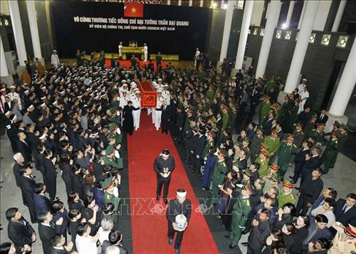 Chuyển linh cữu Chủ tịch nước Trần Đại Quang ra xe tang. Ảnh: TTXVN Chuyển linh cữu Chủ tịch nước Trần Đại Quang ra xe tang. Ảnh: TTXVN