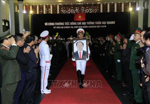 Đội tiêu binh thực hiện nghi lễ chuyển di ảnh và linh cữu Chủ tịch nước Trần Đại Quang ra xe tang. Ảnh: Nhan Sáng - TTXVN Đội tiêu binh thực hiện nghi lễ chuyển di ảnh và linh cữu Chủ tịch nước Trần Đại Quang ra xe tang. Ảnh: Nhan Sáng - TTXVN