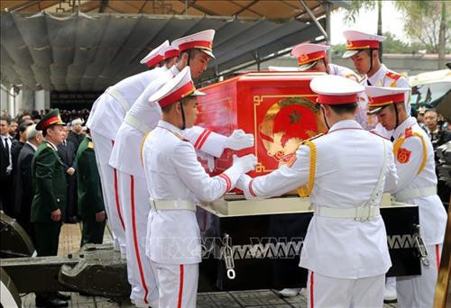 Chuyển linh cữu Chủ tịch nước Trần Đại Quang ra xe tang. Ảnh: TTXVN Chuyển linh cữu Chủ tịch nước Trần Đại Quang ra xe tang. Ảnh: TTXVN