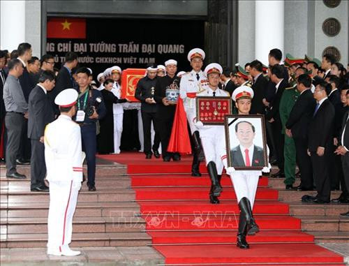Đội tiêu binh thực hiện nghi lễ chuyển di ảnh và linh cữu Chủ tịch nước Trần Đại Quang ra xe tang. Ảnh: Trọng Đức - TTXVN Đội tiêu binh thực hiện nghi lễ chuyển di ảnh và linh cữu Chủ tịch nước Trần Đại Quang ra xe tang. Ảnh: Trọng Đức - TTXVN