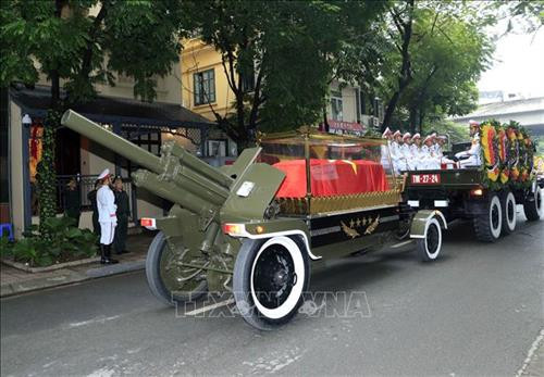 Xe linh xa chở linh cữu Chủ tịch nước Trần Đại Quang về qua nhà tại số 8, phố Nguỵ Như Kon Tum, phường Nhân Chính, quận Thanh Xuân, Hà Nội. Ảnh: Nhan Sáng - TTXVN Xe linh xa chở linh cữu Chủ tịch nước Trần Đại Quang về qua nhà tại số 8, phố Nguỵ Như Kon Tum, phường Nhân Chính, quận Thanh Xuân, Hà Nội. Ảnh: Nhan Sáng - TTXVN