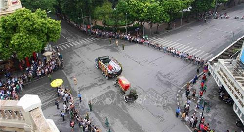 Đoàn xe tang Chủ tịch nước Trần Đại Quang di chuyển trên phố Tràng Tiền, Hàng Khay. Ảnh: Thanh Tùng-TTXVN Đoàn xe tang Chủ tịch nước Trần Đại Quang di chuyển trên phố Tràng Tiền, Hàng Khay. Ảnh: Thanh Tùng-TTXVN