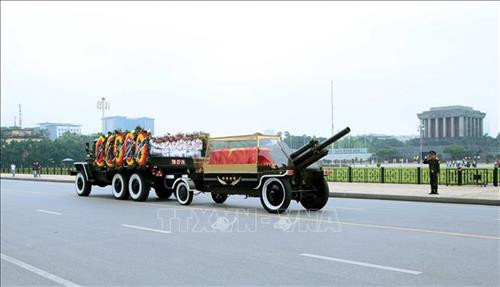 Xe đưa linh cữu Chủ tịch nước Trần Đại Quang di chuyển trên đường Độc Lập. Ảnh: TTXVN Xe đưa linh cữu Chủ tịch nước Trần Đại Quang di chuyển trên đường Độc Lập. Ảnh: TTXVN