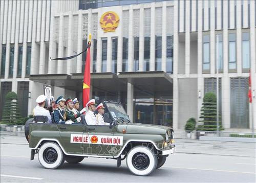 Xe đưa ảnh Chủ tịch nước Trần Đại Quang đi qua khu vực trước Nhà Quốc hội, đường Độc Lập, Hà Nội. Ảnh: Lâm Khánh - TTXVN Xe đưa ảnh Chủ tịch nước Trần Đại Quang đi qua khu vực trước Nhà Quốc hội, đường Độc Lập, Hà Nội. Ảnh: Lâm Khánh - TTXVN