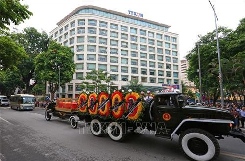 Đoàn xe tang Chủ tịch nước Trần Đại Quang di chuyển trên phố Lê Thánh Tông (Hà Nội). Ảnh: TTXVN Đoàn xe tang Chủ tịch nước Trần Đại Quang di chuyển trên phố Lê Thánh Tông (Hà Nội). Ảnh: TTXVN