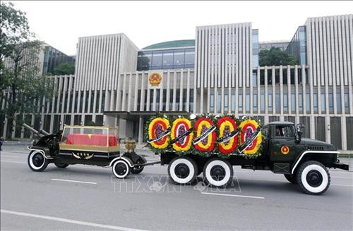Xe đưa linh cữu Chủ tịch nước Trần Đại Quang đi qua khu vực trước Nhà Quốc hội, đường Độc Lập, Hà Nội. Ảnh: TTXVN Xe đưa linh cữu Chủ tịch nước Trần Đại Quang đi qua khu vực trước Nhà Quốc hội, đường Độc Lập, Hà Nội. Ảnh: TTXVN