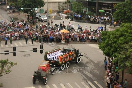 Đoàn xe nghi lễ chở linh cữu Chủ tịch nước Trần Đại Quang di chuyển từ phố Nguyễn Tuân sang phố Ngụy Như Kon Tum, quận Thanh Xuân, Hà Nội. Ảnh: Trọng Đạt - TTXVN Đoàn xe nghi lễ chở linh cữu Chủ tịch nước Trần Đại Quang di chuyển từ phố Nguyễn Tuân sang phố Ngụy Như Kon Tum, quận Thanh Xuân, Hà Nội. Ảnh: Trọng Đạt - TTXVN