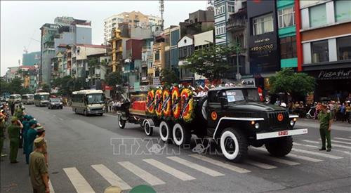 Đoàn xe đưa linh cữu Chủ tịch nước Trần Đại Quang di chuyển trên phố Kim Mã. Ảnh: Hoàng Hùng – TTXVN Đoàn xe đưa linh cữu Chủ tịch nước Trần Đại Quang di chuyển trên phố Kim Mã. Ảnh: Hoàng Hùng – TTXVN