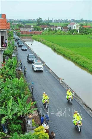 Đoàn xe đưa linh cữu Chủ tịch nước Trần Đại Quang về quê hương Kim Sơn - Ninh Bình. Ảnh: TTXVN Đoàn xe đưa linh cữu Chủ tịch nước Trần Đại Quang về quê hương Kim Sơn - Ninh Bình. Ảnh: TTXVN