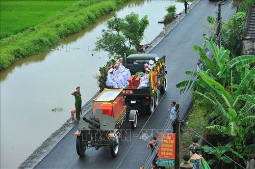 Đoàn xe đưa linh cữu Chủ tịch nước Trần Đại Quang về quê hương Kim Sơn - Ninh Bình. Ảnh: TTXVN Đoàn xe đưa linh cữu Chủ tịch nước Trần Đại Quang về quê hương Kim Sơn - Ninh Bình. Ảnh: TTXVN