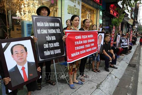 Người dân Ninh Bình đứng hai bên đường tiễn đưa Chủ tịch nước Trần Đại Quang. Ảnh: TTXVN Người dân Ninh Bình đứng hai bên đường tiễn đưa Chủ tịch nước Trần Đại Quang. Ảnh: TTXVN