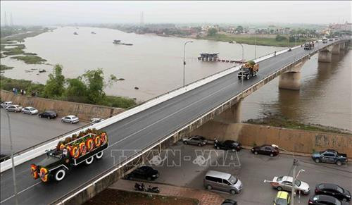 Đoàn xe đưa linh cữu Chủ tịch nước Trần Đại Quang đi qua cầu Non Nước - Ninh Bình. Ảnh: TTXVN Đoàn xe đưa linh cữu Chủ tịch nước Trần Đại Quang đi qua cầu Non Nước - Ninh Bình. Ảnh: TTXVN