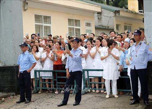 Cán bộ, bác sĩ, y tá, điều dưỡng viên Bệnh viện Trung ương Quân đội 108 - những người đã tận tình chăm sóc và ở bên cạnh Chủ tịch nước Trần Đại Quang tới giây phút cuối cùng, xúc động tiễn đưa vị Chủ tịch đáng kính về nơi an nghỉ cuối cùng. Ảnh: Trọng Đức - TTXVN Cán bộ, bác sĩ, y tá, điều dưỡng viên Bệnh viện Trung ương Quân đội 108 - những người đã tận tình chăm sóc và ở bên cạnh Chủ tịch nước Trần Đại Quang tới giây phút cuối cùng, xúc động tiễn đưa vị Chủ tịch đáng kính về nơi an nghỉ cuối cùng. Ảnh: Trọng Đức - TTXVN