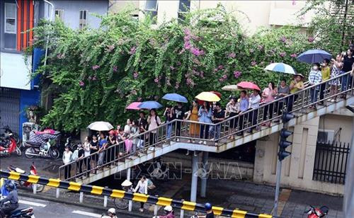 Nhân dân thủ đô đứng hai bên đường đưa tiễn Chủ tịch nước Trần Đại Quang. Ảnh: Danh Lam – TTXVN Nhân dân thủ đô đứng hai bên đường đưa tiễn Chủ tịch nước Trần Đại Quang. Ảnh: Danh Lam – TTXVN