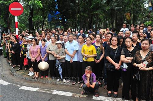 Nhân dân Thủ đô Hà Nội xúc động tiễn đưa Chủ tịch nước Trần Đại Quang về nơi an nghỉ cuối cùng. Ảnh: Nguyễn Khang - TTXVN Nhân dân Thủ đô Hà Nội xúc động tiễn đưa Chủ tịch nước Trần Đại Quang về nơi an nghỉ cuối cùng. Ảnh: Nguyễn Khang - TTXVN
