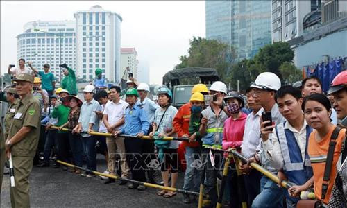 Nhân dân Hà Nội đứng dọc đường Kim Mã tiễn đưa Chủ tịch nước Trần Đại Quang. Ảnh: Hoàng Hùng – TTXVN Nhân dân Hà Nội đứng dọc đường Kim Mã tiễn đưa Chủ tịch nước Trần Đại Quang. Ảnh: Hoàng Hùng – TTXVN