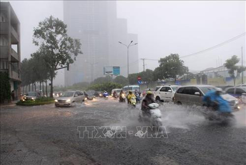 Mưa lớn gây ngập tại đường Nguyễn Hữu Cảnh đoạn giao với đường Nguyễn Bỉnh Khiêm. Ảnh: Xuân Dự - TTXVN