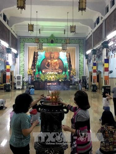 Đông đảo người dân Thành phố Hồ Chí Minh viếng Phật tại chùa Xá Lợi trong đêm giao thừa, đón năm mới Đinh Dậu 2017. Ảnh: Thanh Vũ-TTXVN