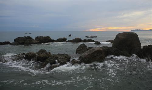 Nhiều bãi đá nằm sát ra tận biển tạo thành một quần thể “hang động” thu nhỏ. Ảnh: Hồ Cầu-TTXVN Nhiều bãi đá nằm sát ra tận biển tạo thành một quần thể “hang động” thu nhỏ. Ảnh: Hồ Cầu-TTXVN