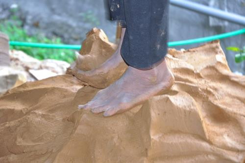 Đất để làm ngói được dẫm sao cho đều và dẻo quánh. Đất để làm ngói được dẫm sao cho đều và dẻo quánh.