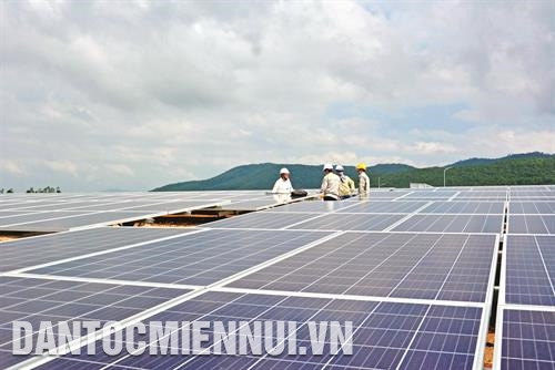 Những khu vực đất đồi sỏi đá không mang lại giá trị kinh tế giờ trở thành "thủ phủ" phát triển năng lượng tái tạo từ các dự án nhà máy điện mặt trời. Trong ảnh: Dự án nhà máy điện mặt trời Krông Pa. Ảnh: Hồng Điệp