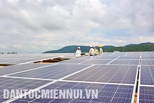Những khu vực đất đồi sỏi đá không mang lại giá trị kinh tế giờ trở thành "thủ phủ" phát triển năng lượng tái tạo từ các dự án nhà máy điện mặt trời. Trong ảnh: Dự án nhà máy điện mặt trời Krông Pa. Ảnh: Hồng Điệp