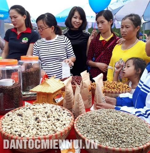 Khách hàng thăm quan và mua hàng tại Hội chợ Cà phê. Ảnh: pnduc