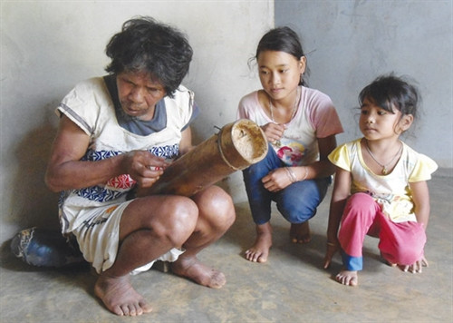 Bị khiếm thị nhưng nghệ nhân K’Tang có thể chơi thành thạo nhiều loại nhạc cụ khác nhau Bị khiếm thị nhưng nghệ nhân K’Tang có thể chơi thành thạo nhiều loại nhạc cụ khác nhau