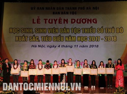 Trao bằng khen của Bộ trưởng, Chủ nhiệm Ủy ban Dân tộc cho học sinh, sinh viên dân tộc thiểu số tiêu biểu của Thủ đô. Ảnh: Nam Sương Trao bằng khen của Chủ tịch Ủy ban Nhân dân Thành phố Hà Nội cho học sinh, sinh viên dân tộc thiểu số tiêu biểu của Thủ đô. Ảnh: Nam Sương