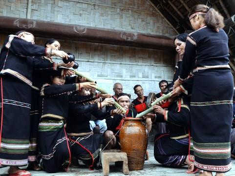 Ché không chỉ để chứa rượu cần mà còn là vật thiêng chú ngụ của các vị thần, luôn có mặt trong các nghi thức tín ngưỡng của người Ê Đê