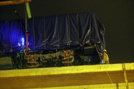 Toa tàu dự án đường sắt Cát Linh – Hà Đông được căn chỉnh đưa vào đường ray. Ảnh: Huy Hùng – TTXVN