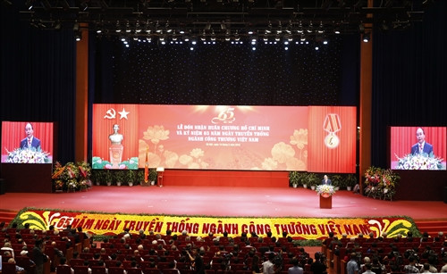 Thủ tướng Nguyễn Xuân Phúc phát biểu tại buổi lễ. Ảnh: Thống Nhất-TTXVN Thủ tướng Nguyễn Xuân Phúc phát biểu tại buổi lễ. Ảnh: Thống Nhất-TTXVN