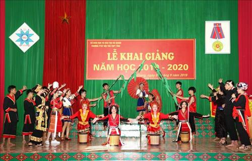 Văn nghệ chào mừng khai giảng năm học mới của trường Phổ thông Dân tộc Nội trú Trung học Phổ thông tỉnh Hà Giang. Ảnh: Minh Tâm-TXVN Văn nghệ chào mừng khai giảng năm học mới của trường Phổ thông Dân tộc Nội trú Trung học Phổ thông tỉnh Hà Giang. Ảnh: Minh Tâm-TXVN