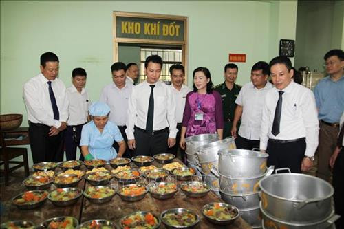 Bí thư Tỉnh ủy Hà Giang Đặng Quốc Khánh kiểm tra bếp ăn nội trú của trường Phổ thông Dân tộc Nội trú Trung học Phổ thông tỉnh Hà Giang. Ảnh: Minh Tâm-TTXVN Bí thư Tỉnh ủy Hà Giang Đặng Quốc Khánh kiểm tra bếp ăn nội trú của trường Phổ thông Dân tộc Nội trú Trung học Phổ thông tỉnh Hà Giang. Ảnh: Minh Tâm-TTXVN