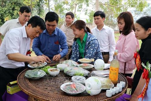Du khách cùng người dân địa phương tham gia chơi Trống và Chiêng. Ảnh: Quý Trung – TTXVN Môn thi đẩy gậy tại lễ hội. Ảnh: Quý Trung - TTXVN Phần thi môn kéo co tại lễ hội. Ảnh: Quý Trung - TTXVN Các đội trình bày phần thi ẩm thực với các món ăn dân tộc. Ảnh: Quý Trung – TTXVN Ban tổ chức chấm thi ở nội dung ẩm thực của các xã tham dự tại lễ hội. Ảnh: Quý Trung – TTXVN Các vận động viên tham gia thi trò chơi Tó Má Lẹ, một trong những trò chơi dân gian dành cho nữ. Ảnh: Quý Trung - TTXVN Môn thi đẩy gậy tại lễ hội. Ảnh: Quý Trung - TTXVN Phần thi môn kéo co của các vận động viên của các xã tham dự. Ảnh: Quý Trung - TTXVN Du khách cùng người dân địa phương tham gia chơi Trống và Chiêng. Ảnh: Quý Trung – TTXVN Môn thi đẩy gậy tại lễ hội. Ảnh: Quý Trung - TTXVN Phần thi môn kéo co tại lễ hội. Ảnh: Quý Trung - TTXVN Các đội trình bày phần thi ẩm thực với các món ăn dân tộc. Ảnh: Quý Trung – TTXVN Ban tổ chức chấm thi ở nội dung ẩm thực của các xã tham dự tại lễ hội. Ảnh: Quý Trung – TTXVN Các vận động viên tham gia thi trò chơi Tó Má Lẹ, một trong những trò chơi dân gian dành cho nữ. Ảnh: Quý Trung - TTXVN Môn thi đẩy gậy tại lễ hội. Ảnh: Quý Trung - TTXVN Phần thi môn kéo co của các vận động viên của các xã tham dự. Ảnh: Quý Trung - TTXVN