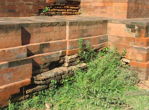 Các mảng tường gạch của tháp bị bong tróc. Ảnh: Nguyễn Thành – TTXVN Cỏ dại mọc trên nền tháp giữa, các mảng tường gạch có hoa văn điêu khắc rất đẹp đang bị mủn nát, bong rộp. Ảnh: Nguyễn Thành – TTXVN Cỏ dại mọc um tùm tại di tích Quốc gia đặc biệt tháp Hòa Lai. Ảnh: Nguyễn Thành – TTXVN Các mảng tường gạch của tháp bị bong tróc. Ảnh: Nguyễn Thành – TTXVN Cỏ dại mọc trên nền tháp giữa, các mảng tường gạch có hoa văn điêu khắc rất đẹp đang bị mủn nát, bong rộp. Ảnh: Nguyễn Thành – TTXVN Cỏ dại mọc um tùm tại di tích Quốc gia đặc biệt tháp Hòa Lai. Ảnh: Nguyễn Thành – TTXVN