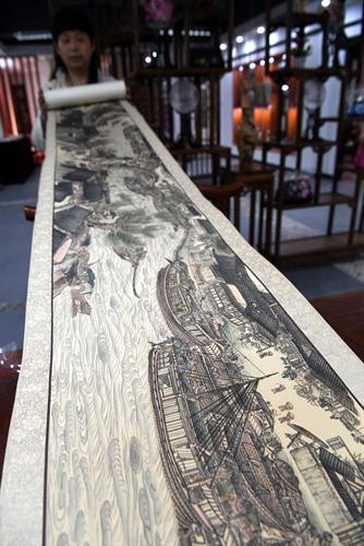 Nghệ nhân Tao Yonghong giới thiệu bức tranh thêu dài 10m bằng tóc tại Nam Trường, tỉnh Giang Tô, Trung Quốc ngày 13/4. THX/TTXVN . Nghệ nhân Tao Yonghong giới thiệu bức tranh thêu dài 10m bằng tóc tại Nam Trường, tỉnh Giang Tô, Trung Quốc ngày 13/4. THX/TTXVN .