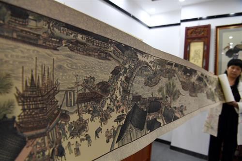 Nghệ nhân Tao Yonghong giới thiệu bức tranh thêu dài 10m bằng tóc tại Nam Trường, tỉnh Giang Tô, Trung Quốc. THX/TTXVN Nghệ nhân Tao Yonghong giới thiệu bức tranh thêu dài 10m bằng tóc tại Nam Trường, tỉnh Giang Tô, Trung Quốc. THX/TTXVN