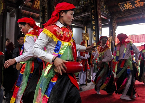 Trai làng Triều Khúc trang điểm giả gái, với má phấn, môi son, áo "mớ ba, mớ bảy" biểu diễn điệu múa "Con đĩ đánh bồng" (còn gọi là múa bồng). Ảnh: Phạm Thảo