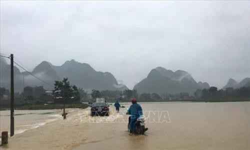 Nhiều tuyến đường trên địa bàn huyện Trùng Khánh bị ngập nước, giao thông tê liệt. Ảnh: TTXVN phát Nhiều tuyến đường trên địa bàn huyện Trùng Khánh bị ngập nước, giao thông tê liệt. Ảnh: TTXVN phát