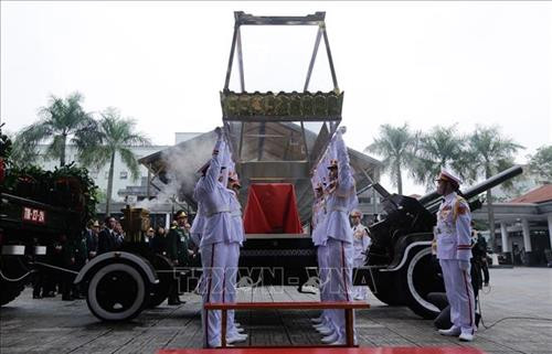 Đội nghi lễ Quân đội quàn linh cữu nguyên Chủ tịch nước, Đại tướng Lê Đức Anh trên linh xa. Ảnh: Thống Nhất – TTXVN