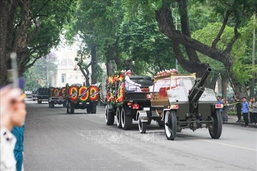 Linh xa đưa linh cữu nguyên Chủ tịch nước, Đại tướng Lê Đức Anh đi qua tuyến phố Hàng Khay (Hà Nội). Ảnh: Thanh Tùng-TTXVN