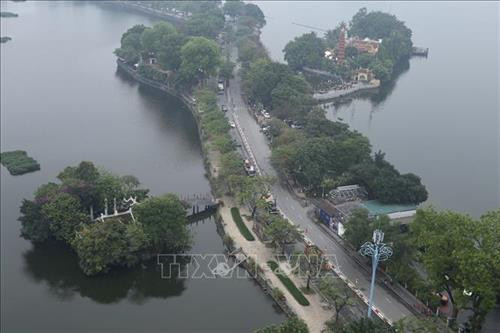 Đoàn xe đưa lĩnh cữu nguyên Chủ tịch nước, Đại tướng Lê Đức Anh qua đường Thanh Niên (Hà Nội). Ảnh: Minh Quyết - TTXVN